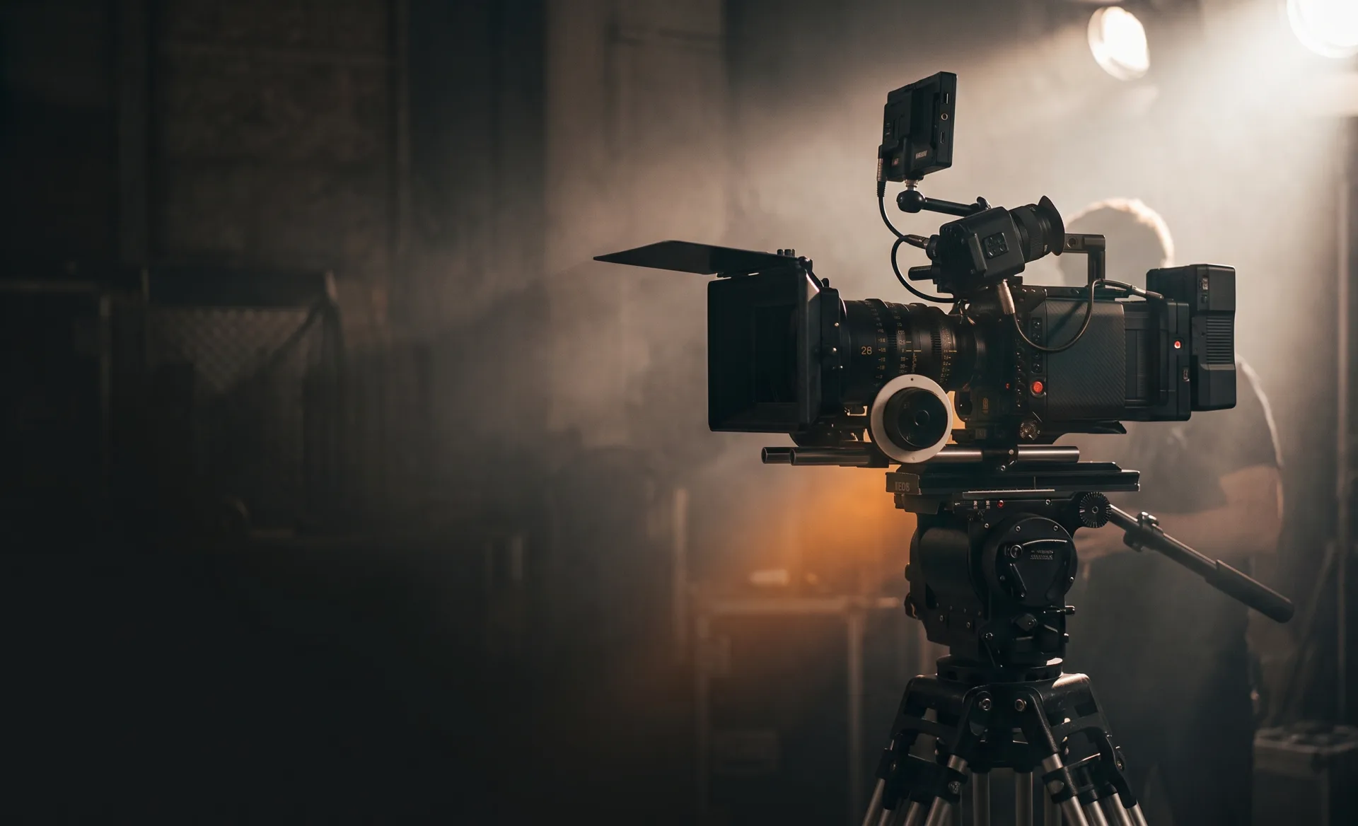 Professionelle Cinema-Kamera am Filmset im Gegenlicht mit Nebel